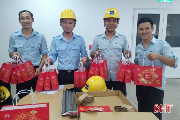 Công đoàn các cấp ở Hà Tĩnh trao quà trung thu cho con em đoàn viên khó khăn