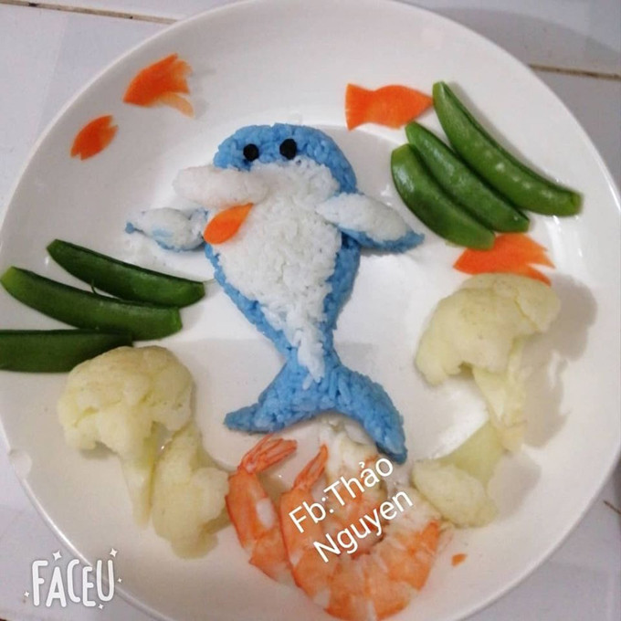 Mẹ “vẽ tranh” trên đĩa cơm cho con gái 2 tuổi