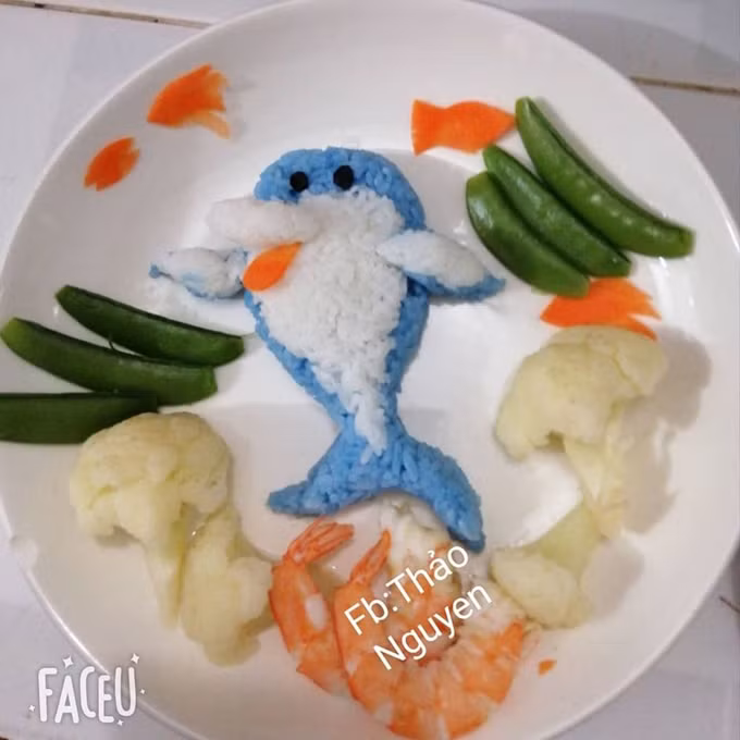 Mẹ “vẽ tranh” trên đĩa cơm cho con gái 2 tuổi