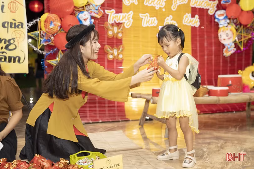 Phụ huynh Mầm non Trung Kiên hóa thân nhân vật cổ tích, mang niềm vui trung thu cho con