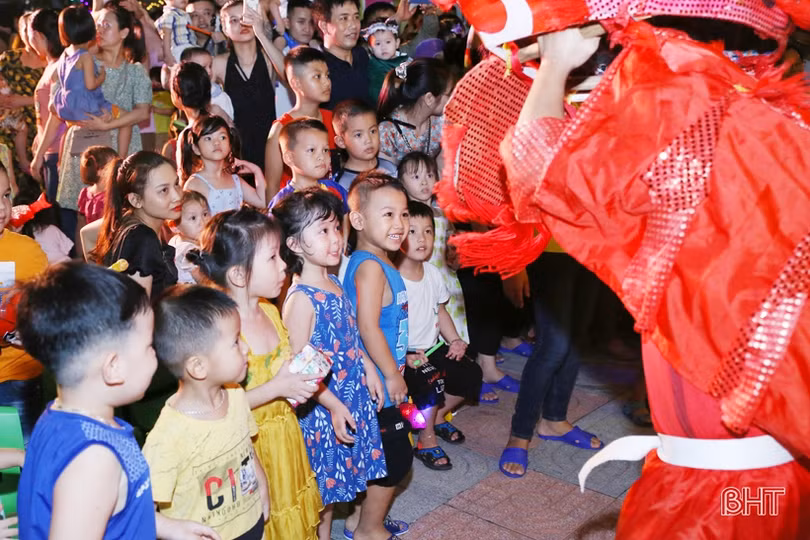 Đêm hội trăng rằm đầy sắc màu của học sinh mầm non Trí Đức