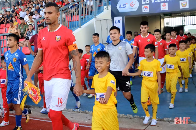 Thắng thuyết phục Quảng Nam 3-2, Hồng Lĩnh Hà Tĩnh chính thức vào top 8 V.League