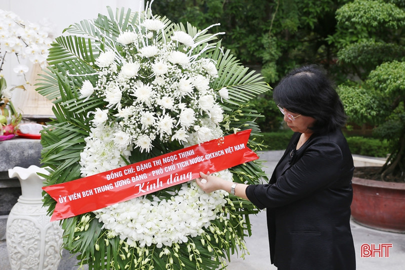 Phó Chủ tịch nước Đặng Thị Ngọc Thịnh dâng hương tại Ngã ba Đồng Lộc