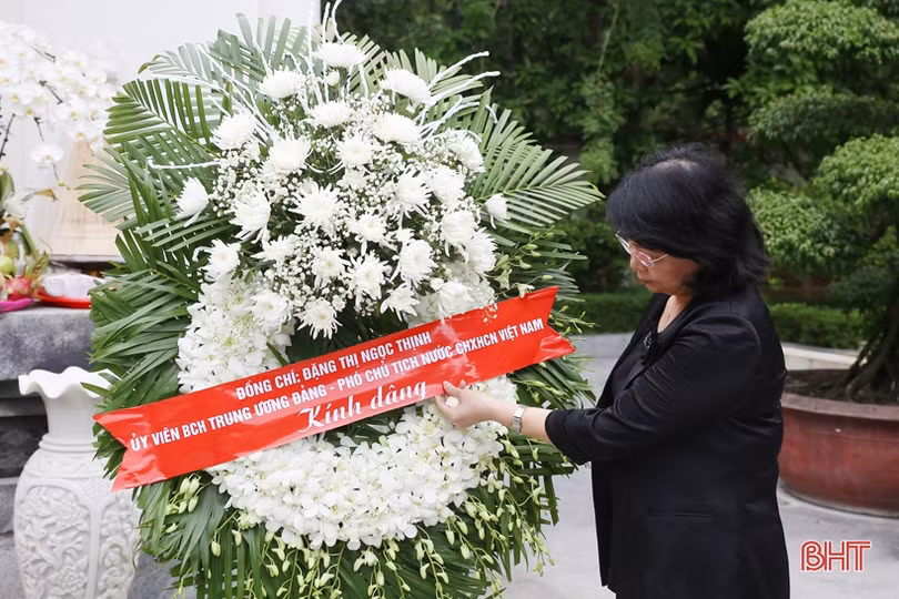 Phó Chủ tịch nước Đặng Thị Ngọc Thịnh dâng hương tại Ngã ba Đồng Lộc