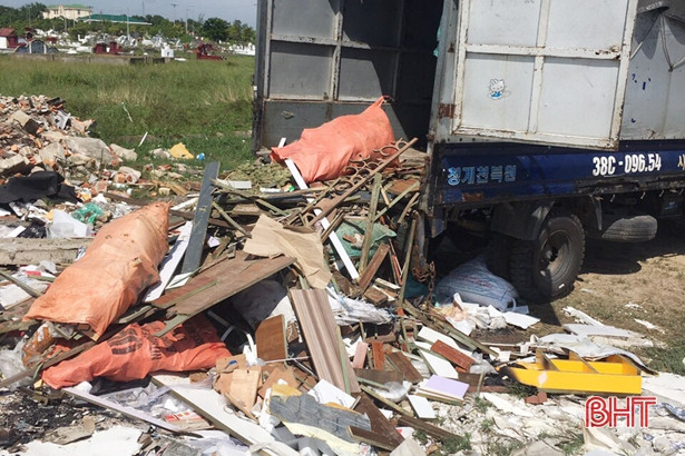 Bắt quả tang người đàn ông đổ phế thải ra môi trường ở TP Hà Tĩnh
