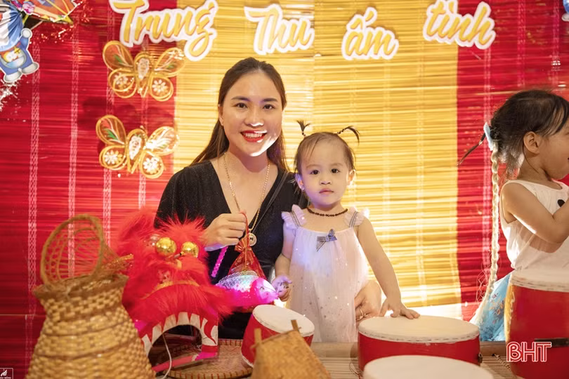 Phụ huynh Mầm non Trung Kiên hóa thân nhân vật cổ tích, mang niềm vui trung thu cho con