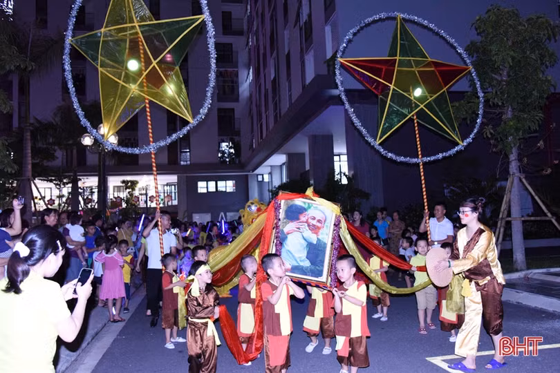 Đêm hội trăng rằm đầy sắc màu của học sinh mầm non Trí Đức