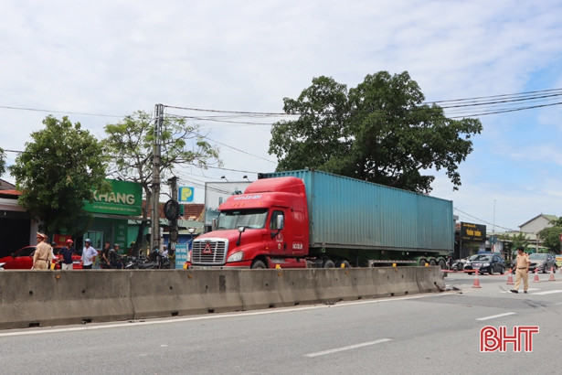 Tai nạn liên hoàn trên QL 1A qua Hà Tĩnh, xe container lật nghiêng, 2 người thương vong
