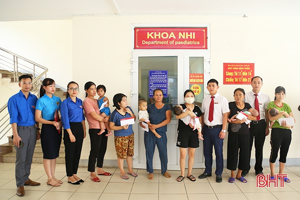 Nhiều món quà Trung thu đến với các em nhỏ có hoàn cảnh khó khăn ở Hà Tĩnh ảnh 1 Nhiều món quà Trung thu đến với các em nhỏ có hoàn cảnh khó khăn ở Hà Tĩnh