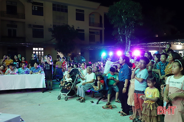 Vui hội Trăng rằm với bệnh nhi Bệnh viện Phục hồi chức năng Hà Tĩnh