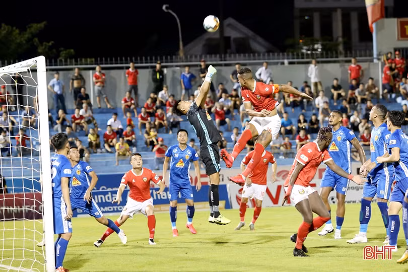 Thắng thuyết phục Quảng Nam 3-2, Hồng Lĩnh Hà Tĩnh chính thức vào top 8 V.League