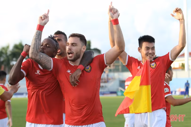 Thắng thuyết phục Quảng Nam 3-2, Hồng Lĩnh Hà Tĩnh chính thức vào top 8 V.League