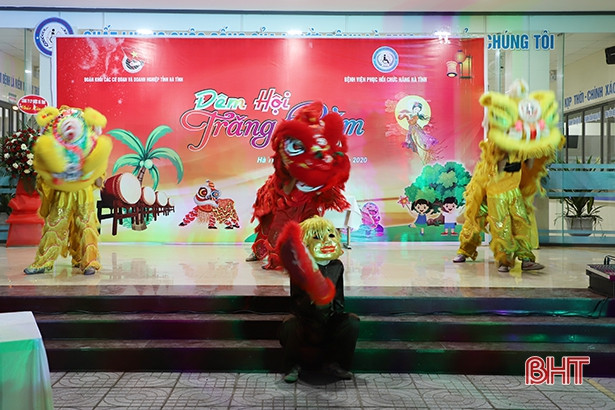 Vui hội Trăng rằm với bệnh nhi Bệnh viện Phục hồi chức năng Hà Tĩnh