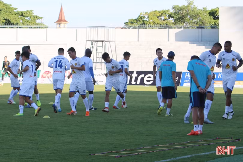 Quảng Nam làm quen sân, chuẩn bị cho trận gặp chủ nhà Hồng Lĩnh Hà Tĩnh