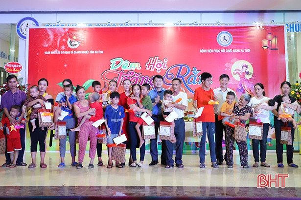 Vui hội Trăng rằm với bệnh nhi Bệnh viện Phục hồi chức năng Hà Tĩnh