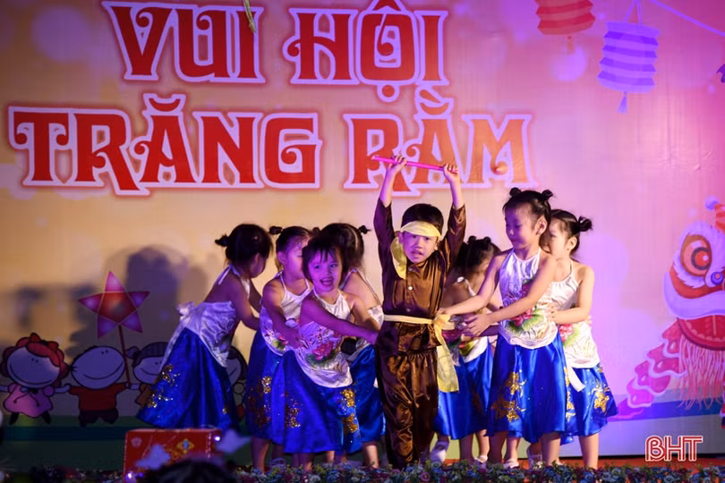 Đêm hội trăng rằm đầy sắc màu của học sinh mầm non Trí Đức