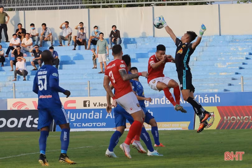 Thắng thuyết phục Quảng Nam 3-2, Hồng Lĩnh Hà Tĩnh chính thức vào top 8 V.League