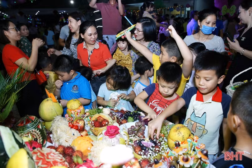 Đêm hội trăng rằm đầy sắc màu của học sinh mầm non Trí Đức