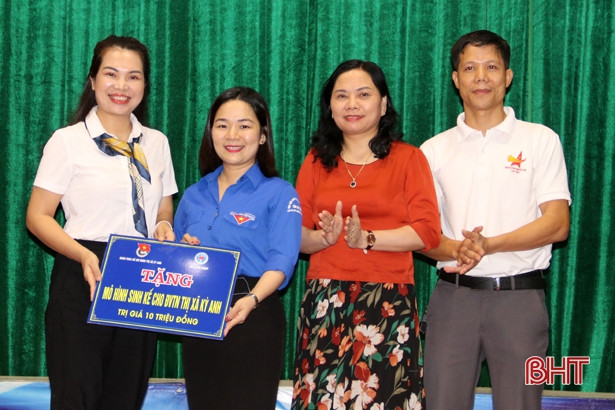 Trao tặng 15 mô hình sinh kế cho đoàn viên thanh niên thị xã Kỳ Anh