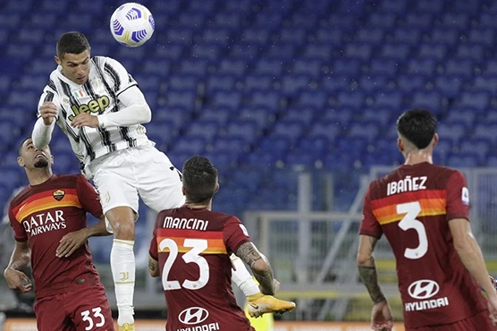 Ronaldo lập siêu phẩm: Bật cao, dừng trên không, ghi bàn ngoạn mục