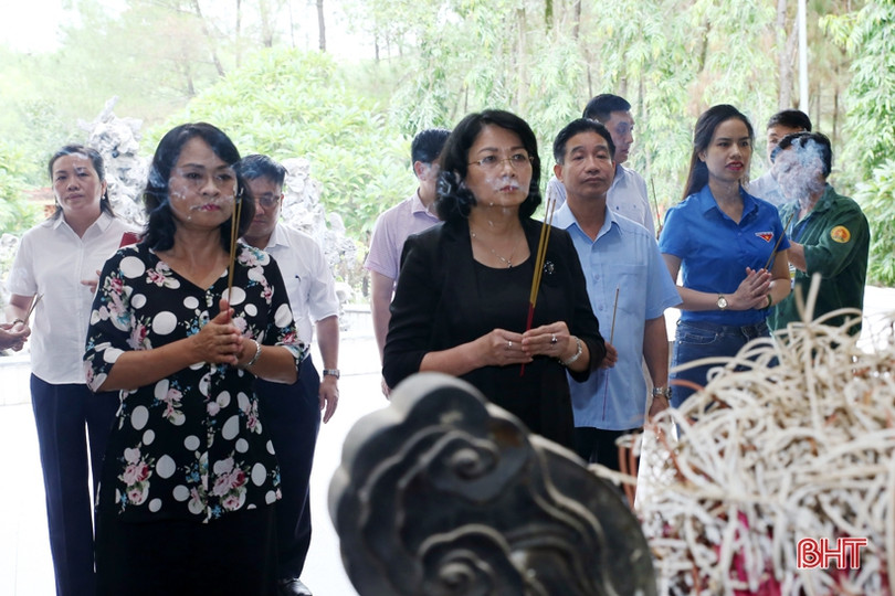 Phó Chủ tịch nước Đặng Thị Ngọc Thịnh dâng hương tại Ngã ba Đồng Lộc