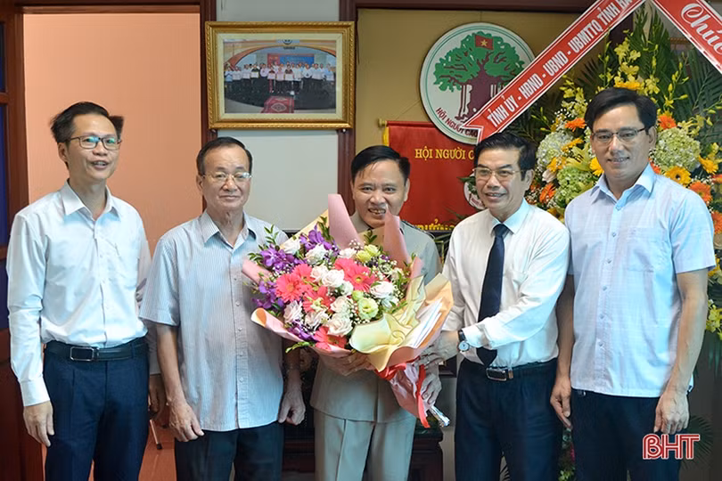 Lãnh đạo Hà Tĩnh tặng hoa, chúc mừng ngày Quốc tế Người cao tuổi, ngày Khuyến học Việt Nam