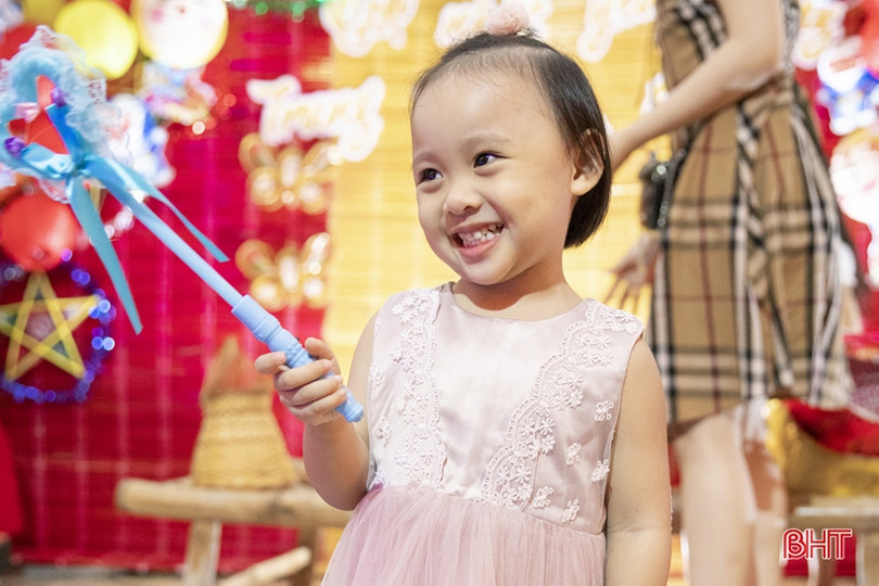 Phụ huynh Mầm non Trung Kiên hóa thân nhân vật cổ tích, mang niềm vui trung thu cho con
