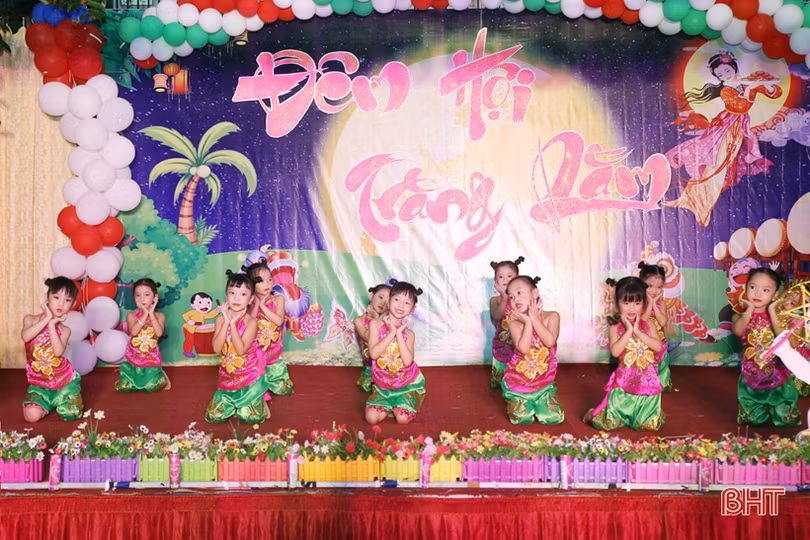 Đêm hội trăng rằm đầy sắc màu của học sinh mầm non Trí Đức