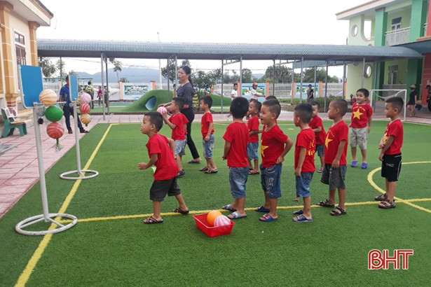 Thạch Hà đầu tư gần 20 tỷ đồng xây dựng sân cỏ nhân tạo trong trường học