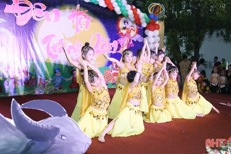 Đêm hội trăng rằm đầy sắc màu của học sinh mầm non Trí Đức