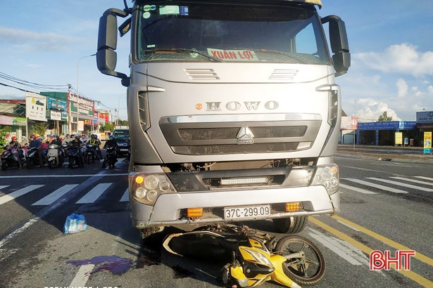 Dừng đèn đỏ ở TX Kỳ Anh, 1 thanh niên bị xe “hổ vồ” kéo lê hàng chục mét