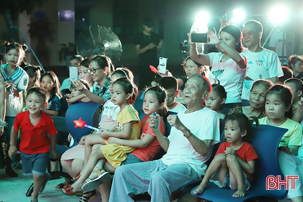 Vui hội Trăng rằm với bệnh nhi Bệnh viện Phục hồi chức năng Hà Tĩnh