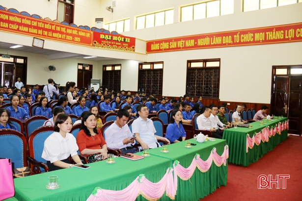 Trao tặng 15 mô hình sinh kế cho đoàn viên thanh niên thị xã Kỳ Anh