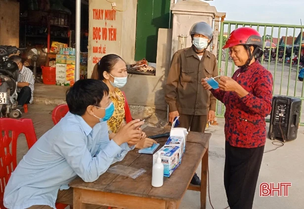 Phụ nữ Hà Tĩnh truyền thông phòng dịch Covid-19 ở chợ nông thôn