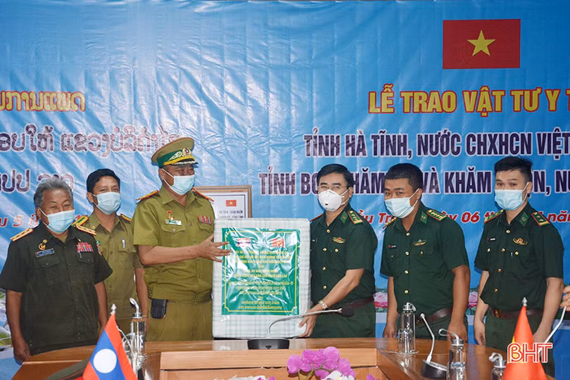 Hà Tĩnh trao tặng vật tư y tế phòng, chống dịch Covid-19 cho 2 tỉnh Bôlykhămxay và Khăm Muộn