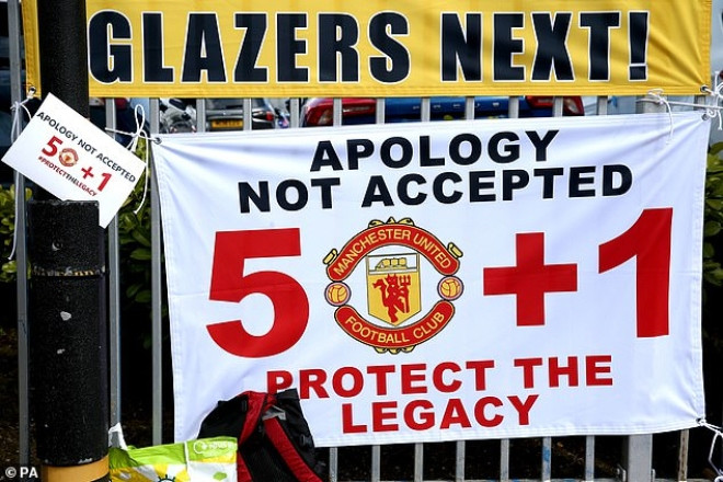 Toàn bộ diễn biến vụ biểu tình khiến trận MU vs Liverpool bị hoãn