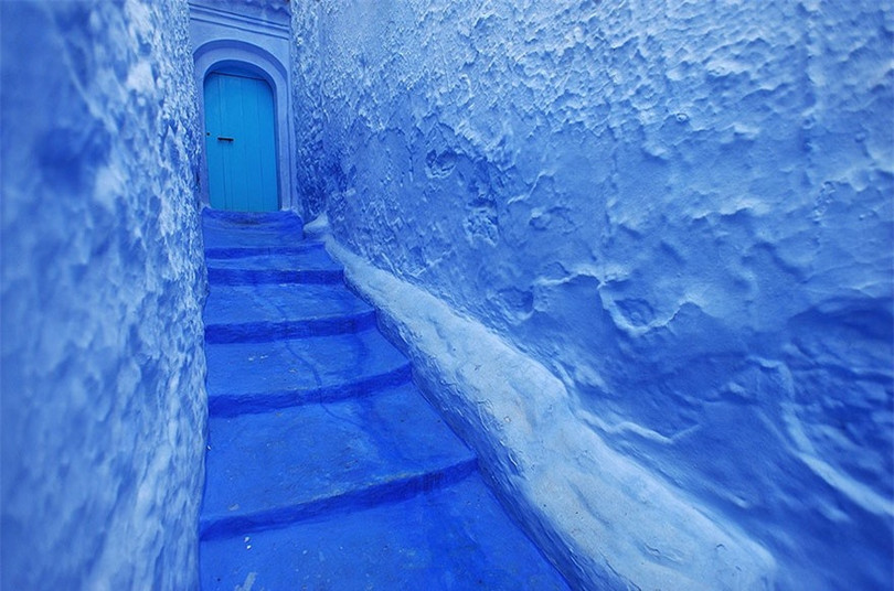 Ngắm thị trấn được sơn toàn màu xanh đẹp như trên thiên đường