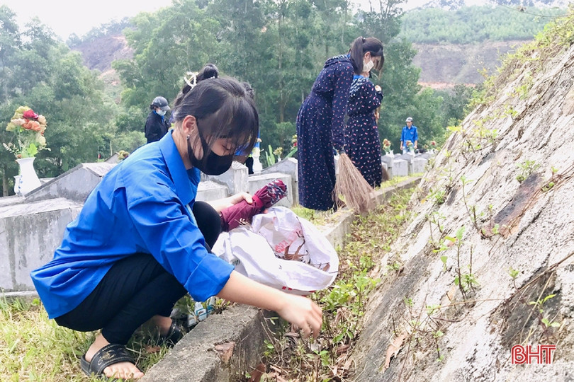 Người dân Hương Sơn làm sạch nghĩa trang, chuẩn bị cho đợt quy tập liệt sĩ