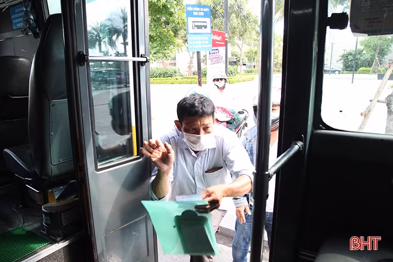 Hà Tĩnh: Siết chặt biện pháp phòng dịch Covid-19 trên xe buýt