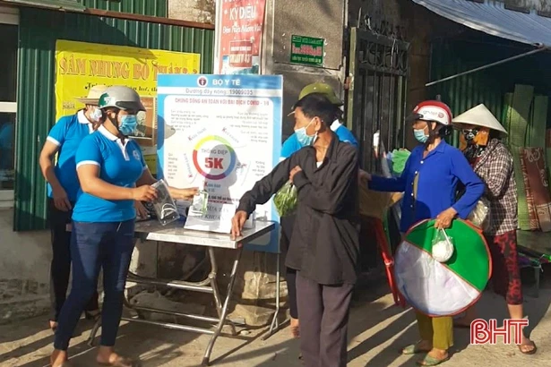 Phụ nữ Hà Tĩnh truyền thông phòng dịch Covid-19 ở chợ nông thôn