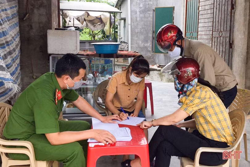 Phụ nữ Hà Tĩnh bền bỉ tuyên truyền, hỗ trợ phòng chống dịch Covid-19