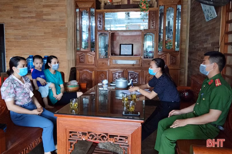 Phụ nữ Hà Tĩnh bền bỉ tuyên truyền, hỗ trợ phòng chống dịch Covid-19