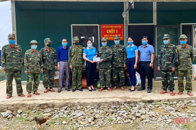 Phụ nữ Hà Tĩnh bền bỉ tuyên truyền, hỗ trợ phòng chống dịch Covid-19