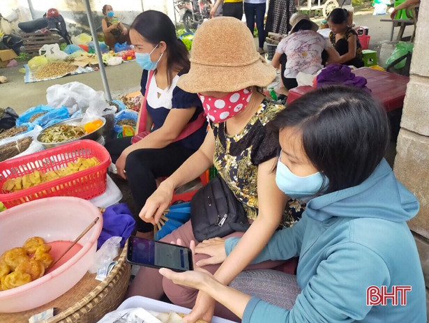 Phụ nữ Hà Tĩnh truyền thông phòng dịch Covid-19 ở chợ nông thôn