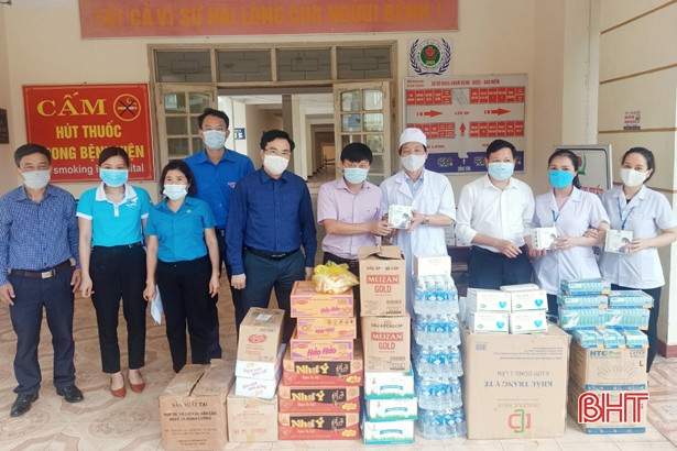 Hương Sơn tặng vật tư y tế cho lực lượng phòng, chống Covid-19