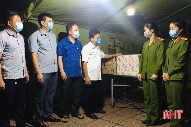 Lãnh đạo Thạch Hà động viên các lực lượng làm nhiệm vụ chống dịch