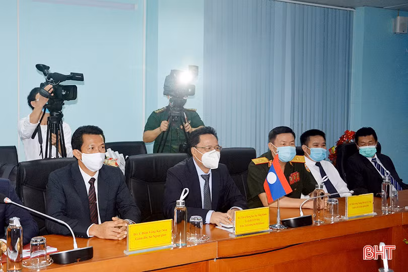 Hà Tĩnh trao tặng vật tư y tế phòng, chống dịch Covid-19 cho 2 tỉnh Bôlykhămxay và Khăm Muộn