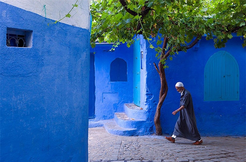 Ngắm thị trấn được sơn toàn màu xanh đẹp như trên thiên đường