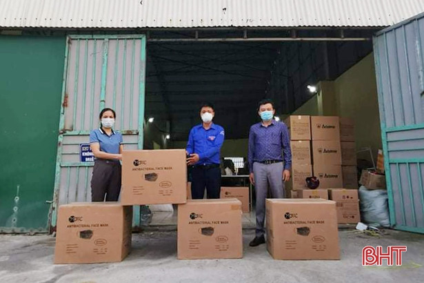 Nhiều phần quà gửi đến các lực lượng tuyến đầu “tâm dịch” Hà Tĩnh