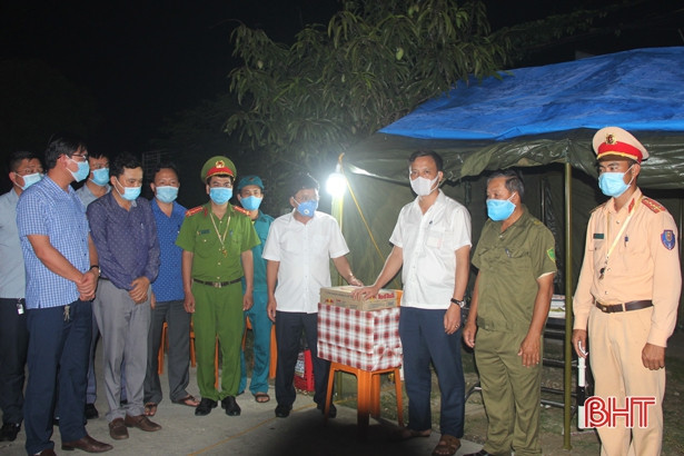 Lãnh đạo Thạch Hà động viên các lực lượng làm nhiệm vụ chống dịch